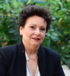 Πόπη Αραμπατζή: «Έμαθα να ζω την κάθε στιγμή και να κοιτάζω τα θετικά»