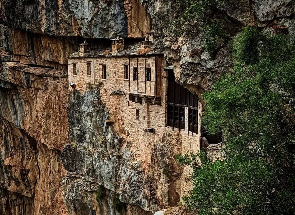 Μοναστήρια 