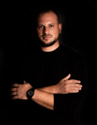 Νίκος Μαντάς: «Δεν μπορώ να φανταστώ έναν έρωτα να μοιράζεται»