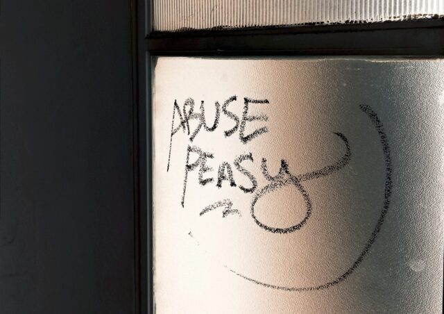 Γραφίτι σε παράθυρο που γράφει "abuse peasy", που σημαίνει εύκολη κακοποίηση
