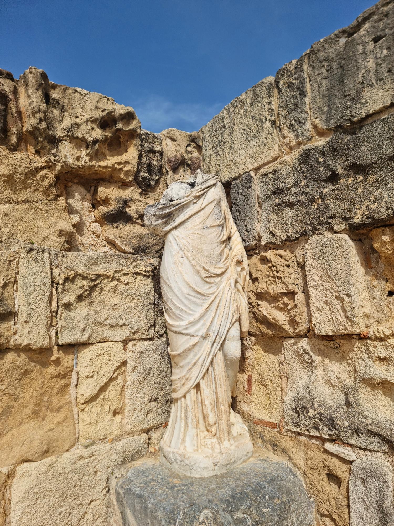άγαλμα στη Σαλαμίνα