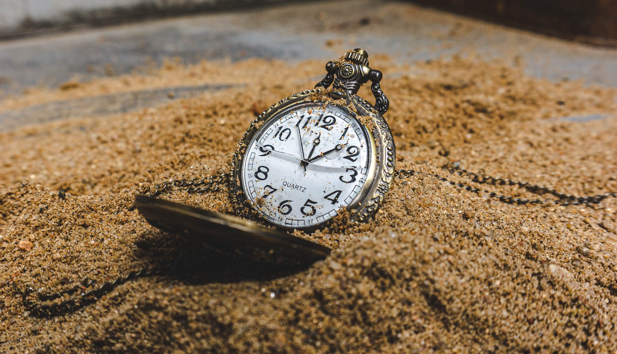 ένα ρολόι που δείχνει τον χρόνο