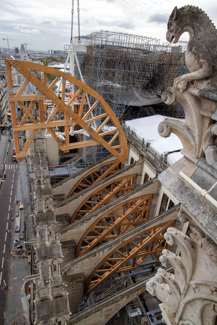 Προσωρινές ξύλινες κατασκευές στήριξης έχουν ανεγερθεί για να βοηθήσουν στην οχύρωση της Παναγίας των Παρισίων κατά την ανακαίνισή της. Πηγή: archaeology.org 