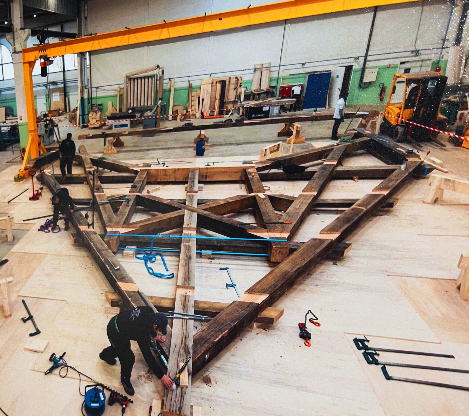 Tα εργαστήρια που ανακατασκευάζουν τους θόλους και την στέγη του καθεδρικού ναού της Παναγίας των Παρισίων. Πηγή: rebatirnotredamedeparis.fr