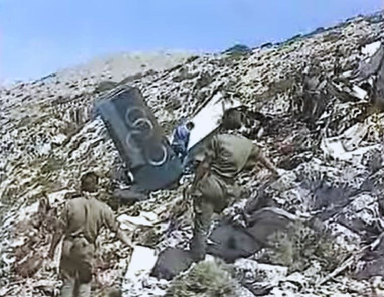 Συντρίμμια του αεροσκάφους Shorts 330. Πηγή: Ρεπορτάζ του Αργύρη Ντινόπουλου (04-08-1989)