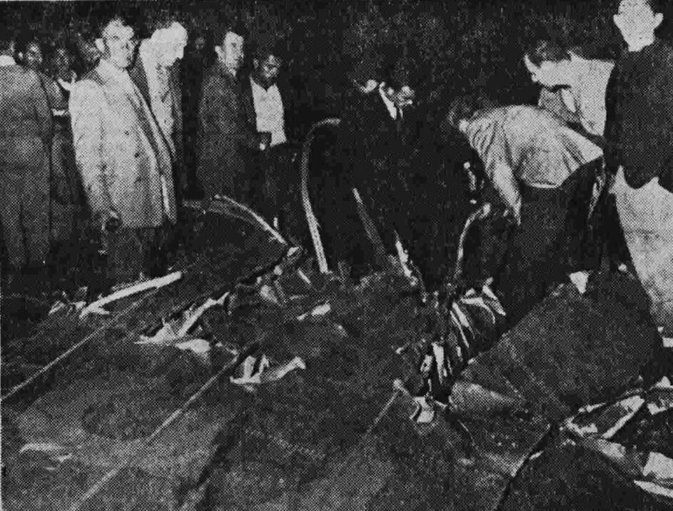 Τα απανθρακωμένα συντρίμμια του Douglas DC-3 της Ολυμπιακής Αεροπορίας. Πηγή: Εφημερίδα Μεσόγειος