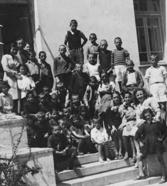 Τρόφιμοι και μέλη του προσωπικού της παιδούπολις του «Άγιου Ιάκωβου» στη Λέσβο, 20 Απριλίου 1948 . Πηγή εικόνας: Vassiloudi & Theodorou (2012)