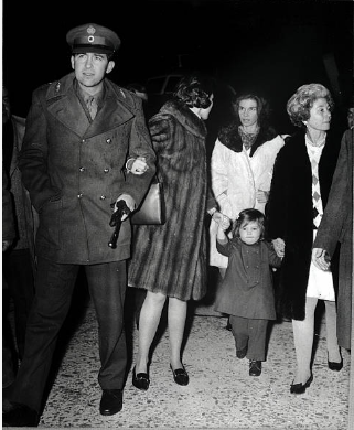 Ο βασιλιάς Κωνσταντίνος, μαζί με μέλη της βασιλικής οικογένειας στη Ρώμη μετά το βασιλικό αντικίνημα της 13ης Δεκεμβρίου | Πηγή Εικόνας: gettyimages.ca