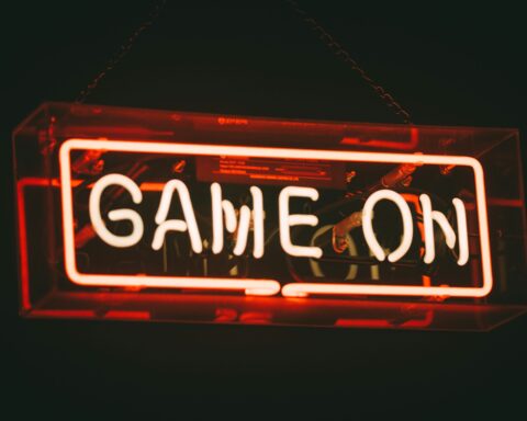 Led επγραφή που γράφει "Game on"