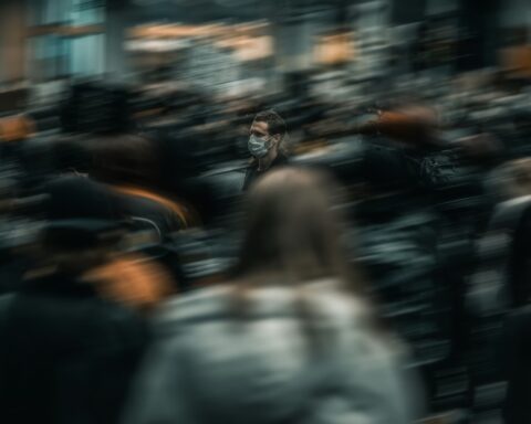 ένας άνθρωπος στο πλήθος