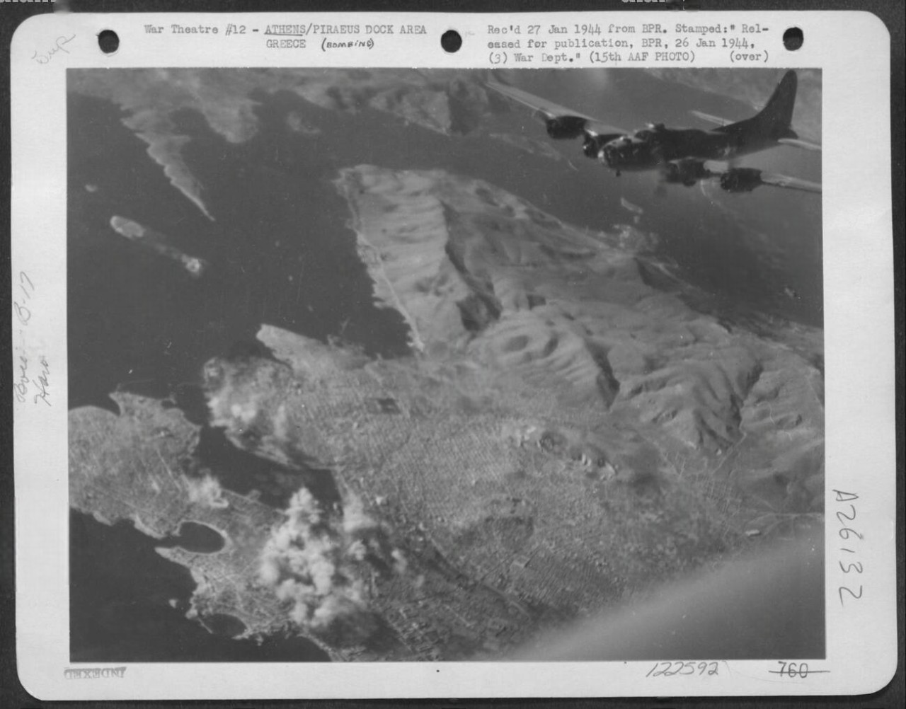 Βομβαρδισμός Πειραιά 1944: Αμερικανικό B-17 πλήττει τον λιμένα Αθηνών–Πειραιώς | Πηγή Εικόνας : alany.com