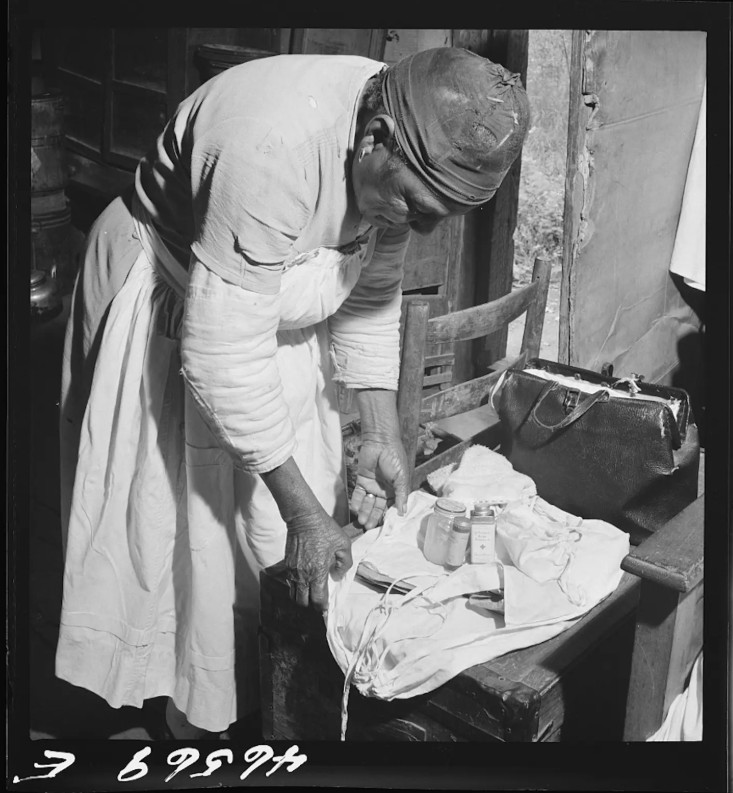 Μια μαία προετοιμάζει τον εξοπλισμό της για τη φροντίδα γυναίκας που έχει υποστεί άμβλωση στην πολιτεία της Τζόρτζια των ΗΠΑ.Πηγή εικόνας: Jack Delano / Library of Congress