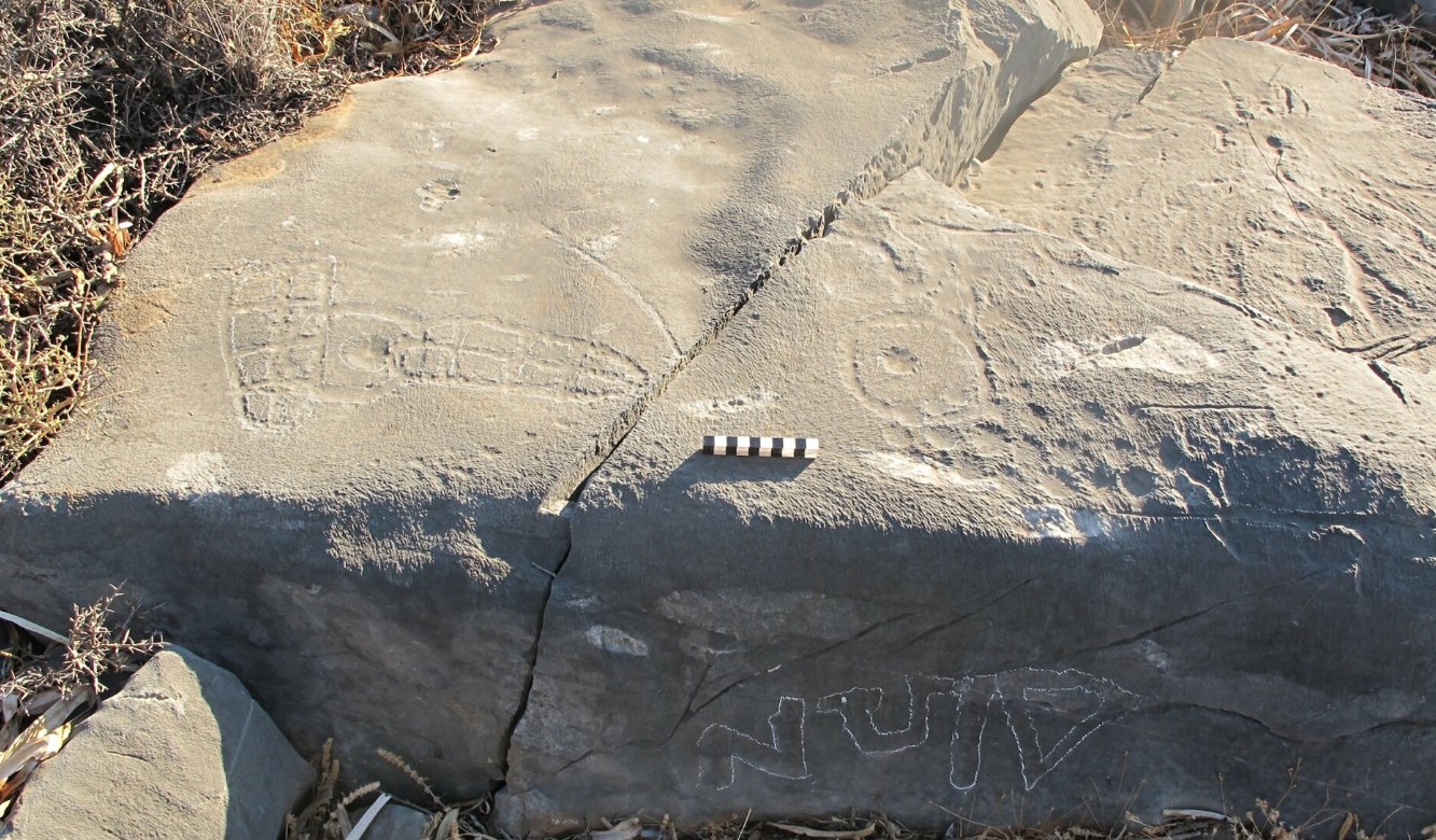 Η εικόνα παρουσιάζει φαλλική απεικόνιση συνοδευόμενη από την επιγραφή με το ανδρικό όνομα «Δίων», η οποία εντοπίστηκε σε χαμηλότερο σημείο του ακρωτηρίου Βαθύ και χρονολογείται στον 5ο αιώνα π.Χ.| Πηγή Εικόνας: lifo.gr