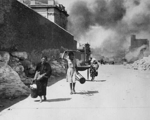 O βομβαρδισμός του Πειραιά | Πηγή Εικόνας : Αustralian War Memorial