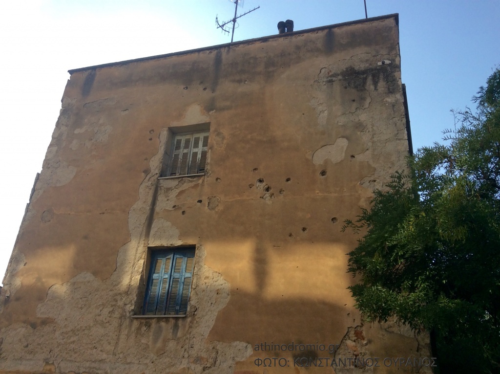 Οι οπές που άφησαν οι σφαίρες των κανονιών.