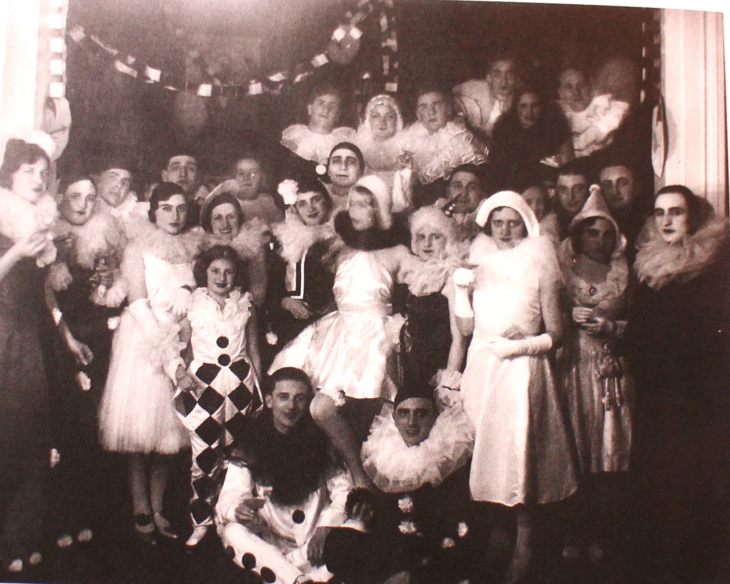 Αποκριάτικη γιορτή στη Πάτρα από τα τέλη του 19ου αιώνα | Πηγή Εικόνας: Αρχείο Άλμπερτ Μπάρρυ