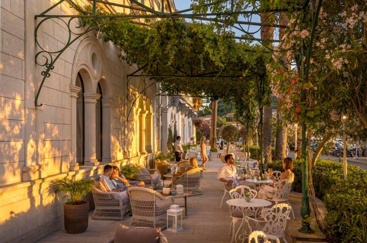 H βεράντα μπροστά στο Hotel De La Ville