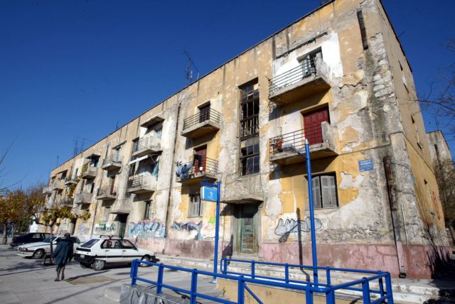 Η μπροστινή όψη μίας από τις πολυκατοικίες των "Προσφυγικών".