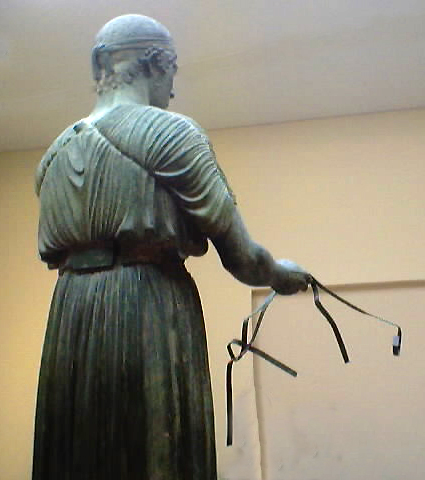 Το πίσω μέρος του κορμού του Ηνιόχου με τις ραφές.