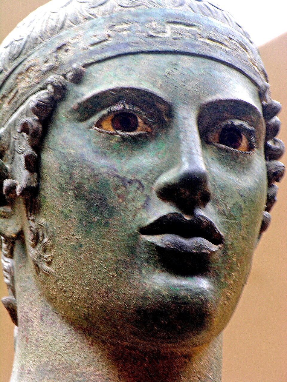 Ο Ηνίοχος των Δελφών: Μετωπική όψη.