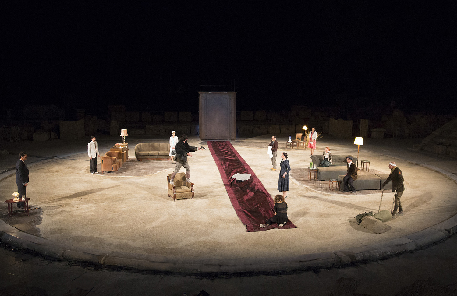 online θέατρο - Η Κλυταιμνήστρα απλώνει το πορφυρό χαλί στον Αγαμέμνονα