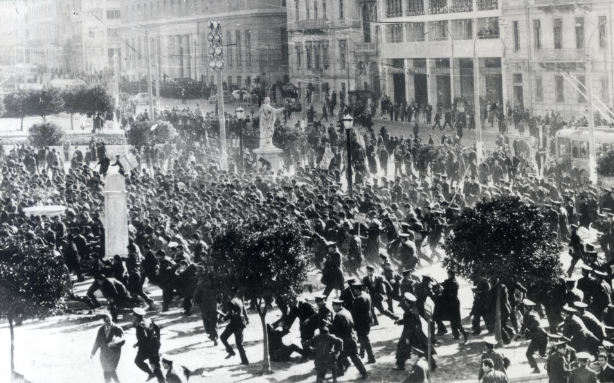Συμπλοκές πολιτών με την αστυνομία πόλεων στην Αθήνα για το Κυπριακό | Πηγή Εικόνας : Φωτογραφική Συλλογή Κ. Κ. / askiarchives.eu