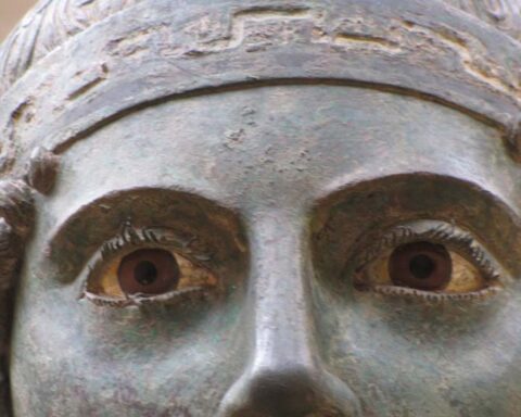 Τα μάτια του Ηνιόχου των Δελφών σαγηνεύουν τον θεατή.