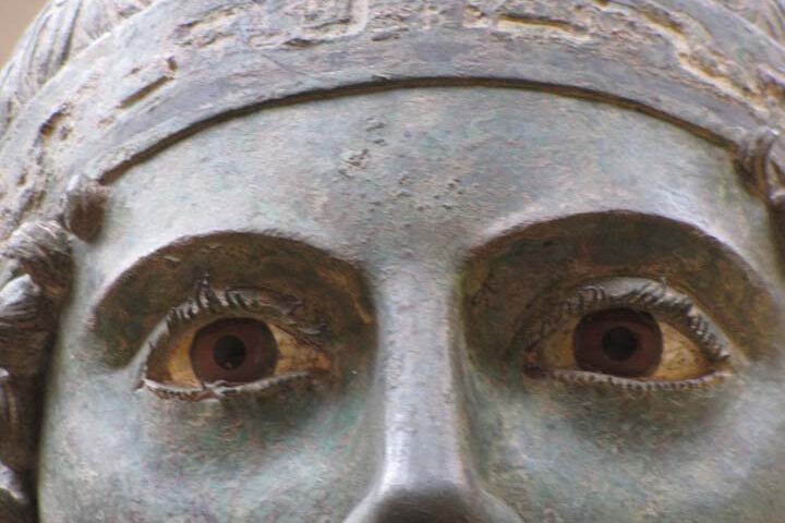 Τα μάτια του Ηνιόχου των Δελφών σαγηνεύουν τον θεατή.