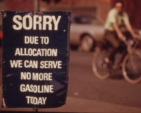 Πόρτλαντ, 1974: Άδεια πρατήρια και ποδήλατα στη σκιά της πετρελαϊκής κρίσης | Πηγή Εικόνας: United States National Archives