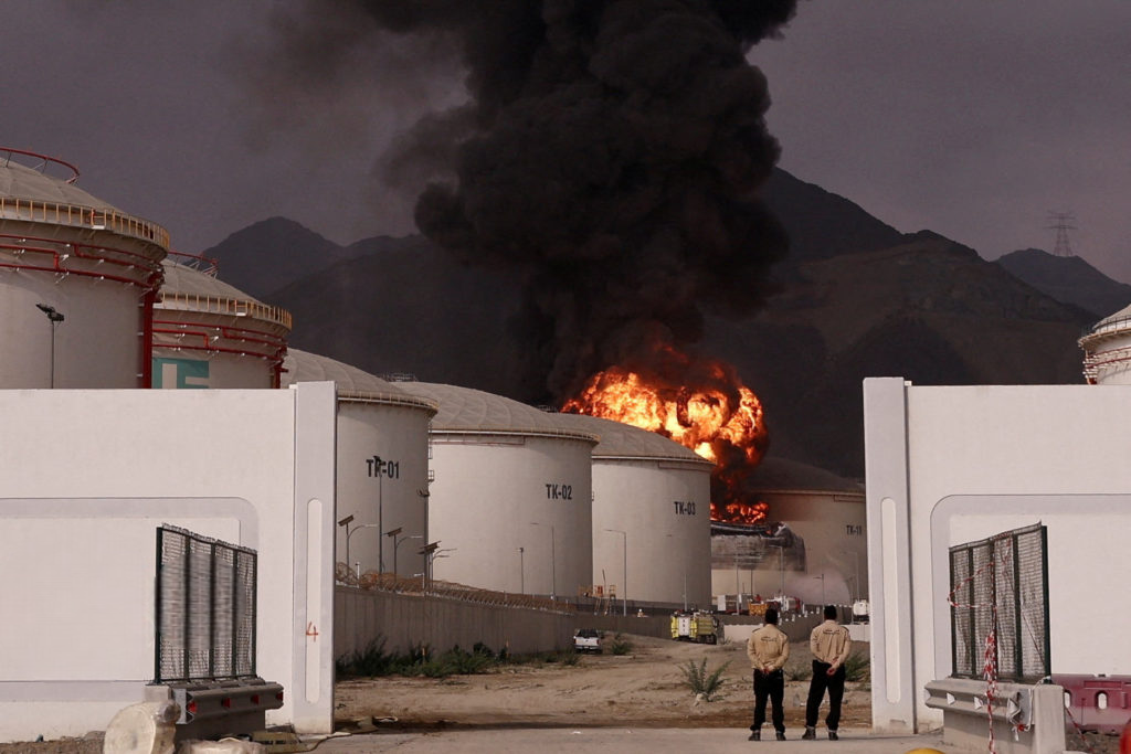 Βομβαρδισμοί σε διυλιστήριο από αντεπιθέσεις του Ιραν στον Περσικό Κόλπο | Πηγή Εικόνας: pbs.org