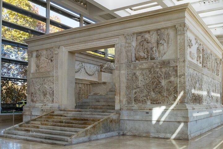 Ο βωμός της Σεβαστής Ειρήνης στην μπροστινή του πλευρά.