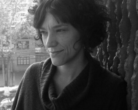 Παρουσιάζεται μία ασπρόμαυρη φωτογραφία της Χιλιανής συγγραφέως Μαρία Χοσέ Φερρούδα