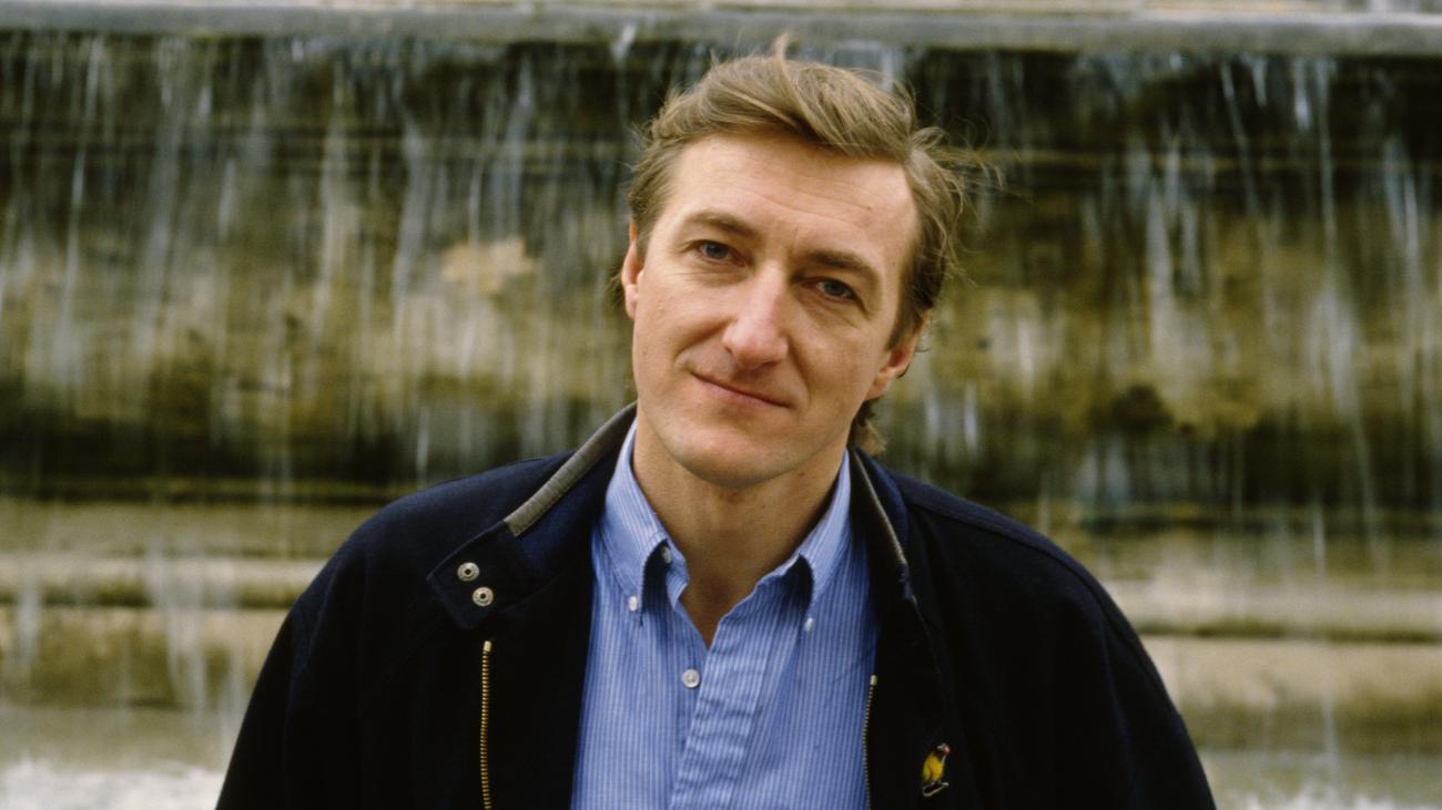 Παρουσιάζεται ο Τζούλιαν Μπαρνς, συγγραφέας του "Αναχωρήσεις", σε νεανική ηλικία. Έχει ξανθά, κοντά μαλλιά και φοράει ένα γαλάζιο πουκάμισο με ένα μπλε σκούρο φούτερ.