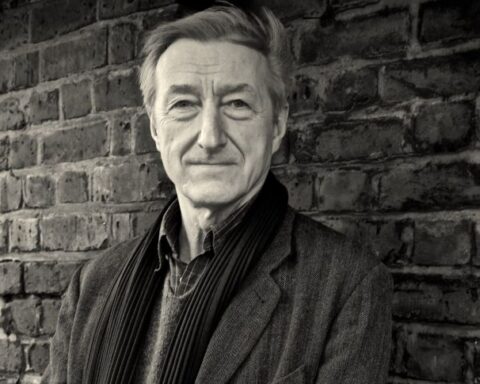 Εικονίζεται ο Τζούλιαν Μπαρνς, συγγραφέας του "Αναχωρήσεις"