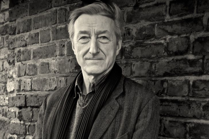 Εικονίζεται ο Τζούλιαν Μπαρνς, συγγραφέας του "Αναχωρήσεις"