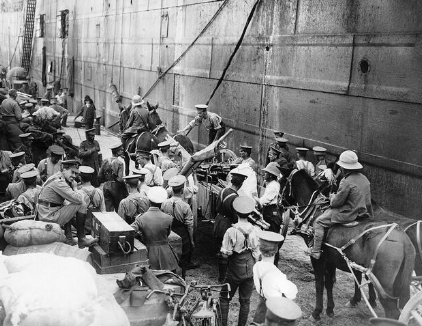 Βρετανικά στρατεύματα στην αποβάθρα της Θεσσαλονίκης το 1915 κατά τη διάρκεια της απόβασης τον Οκτώβριο του 1915 | Πηγή Εικόνας: Trinity Mirror