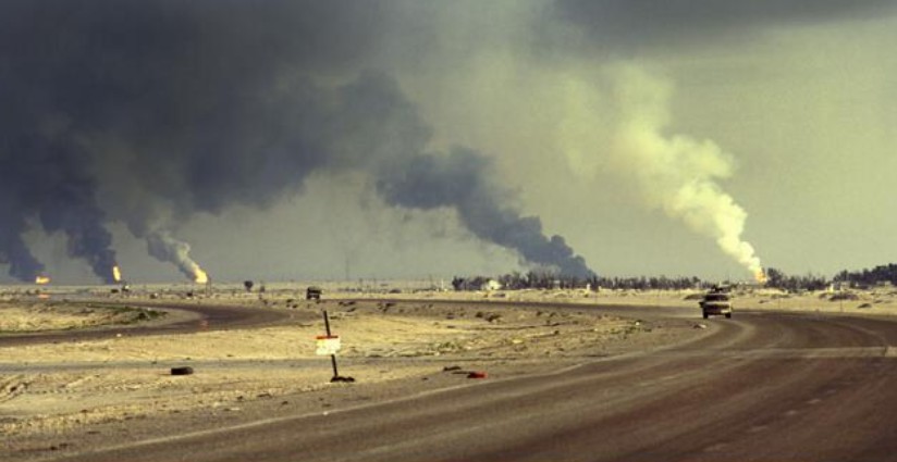 Φλεγόμενες πετρελαιοπηγές, που πυρπολήθηκαν από υποχωρούντες Ιρακινούς στρατιώτες, στο πετρελαιοπηγείο Rawdatayn, στο βόρειο Κουβέιτ | Πηγή Εικόνας: alamy.com