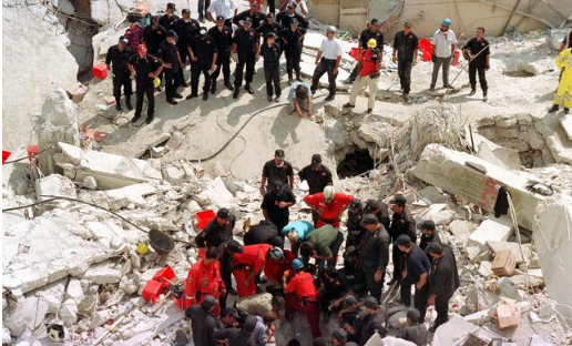 Απεγκλωβισμοί από την κατάρρευση του κτιρίου στη Ρικομέξ το 1999 | Πηγή Εικόνας: alamy.com