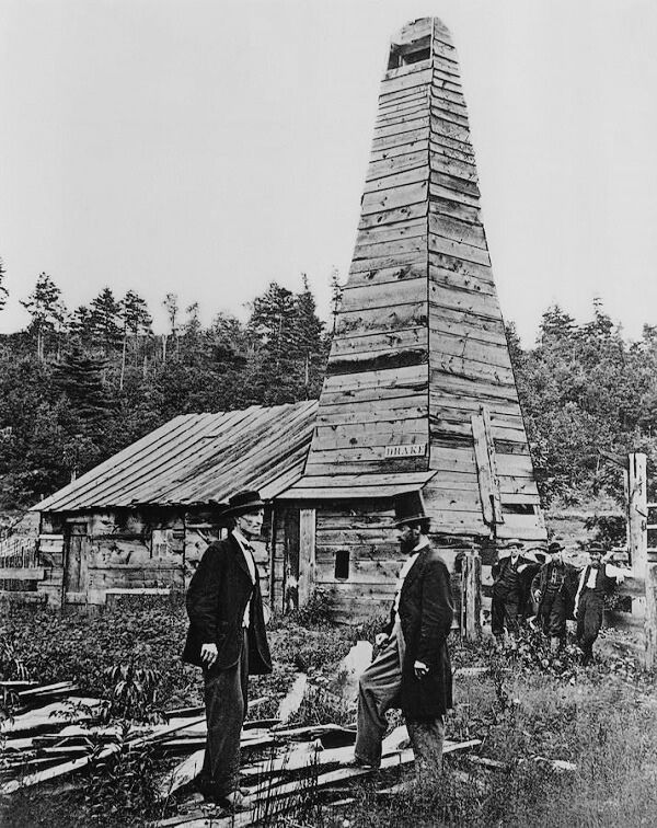 Ο πρώτος εφευρέτης πετρελαιοπηγής Edwin Drake μπροστά στη πρώτη γεώτρηση αργού πετρελαίου | Πηγή Εικόνας: Ann Ronan Picture Library