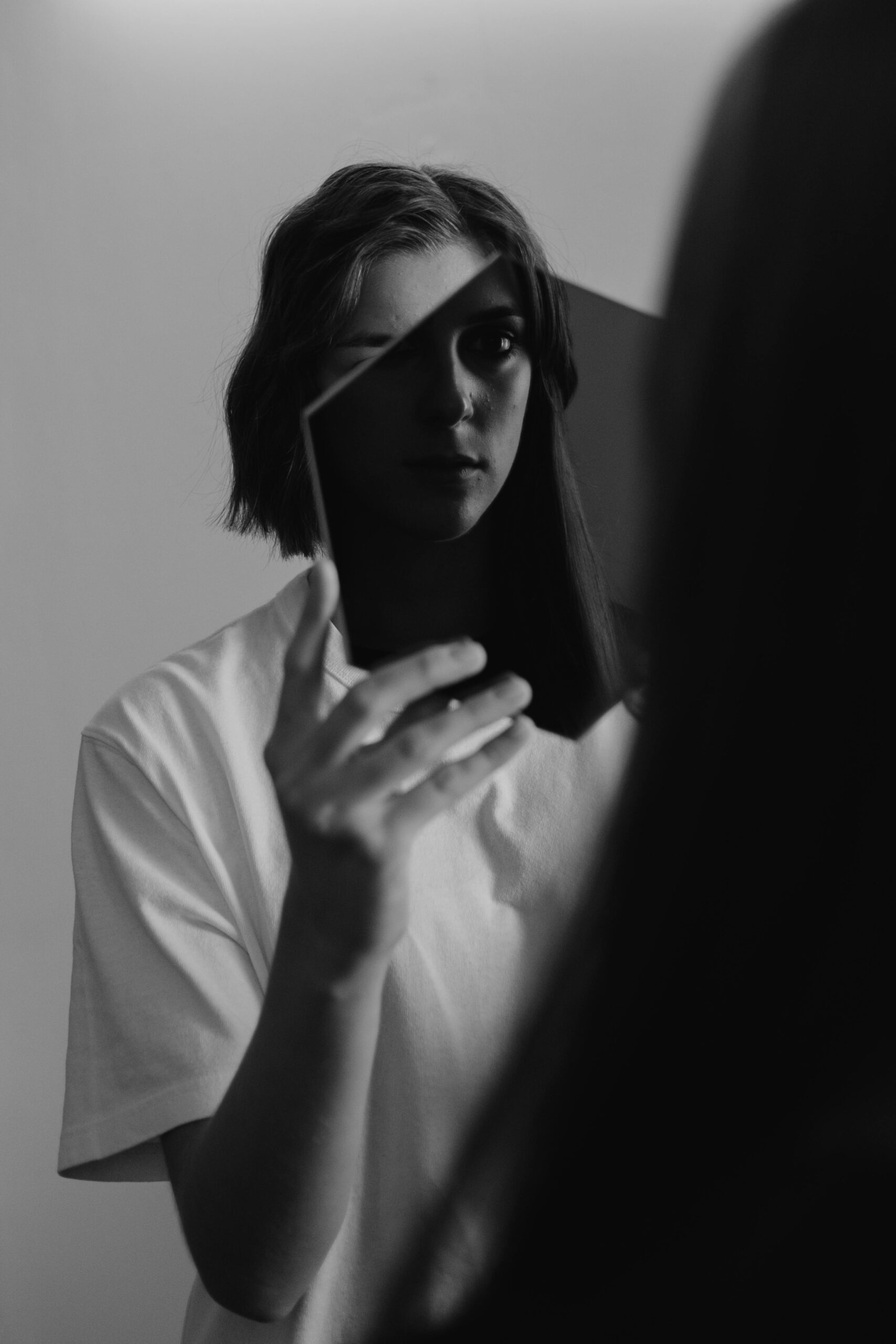 «Είμαι το φάντασμά μου»Γυναίκα που κοιτάζει αινιγματικά τον εαυτό της