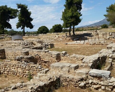 Ο αρχαιολογικός χώρος από το ιερό της αρχαίας Ισθμίας.