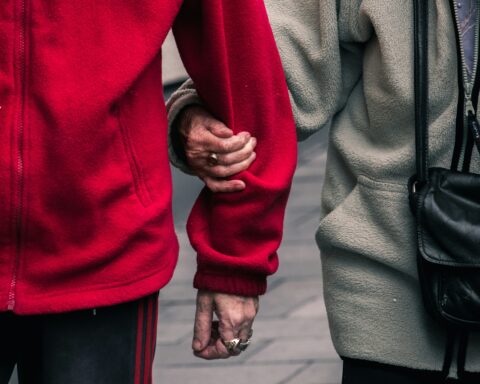 το πρώτο χωριό άνοιας στην Ολλανδία- Δύο ηλικιωμένοι κρατιούνται χέρι-χέρι