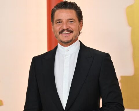 Ο Pedro Pascal στο κόκκινο χαλί των Όσκαρ το 2023 με κοστούμι