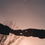 Όλοι χρειαζόμαστε κάποιον να μας κρατά το χέρι