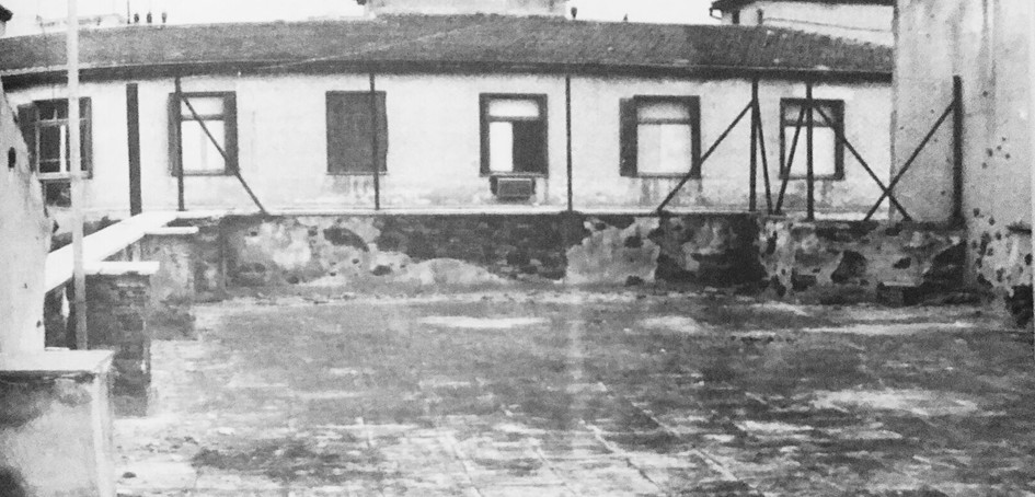 Η ταράτσα της οδού Μπουμπουλίνας 18 από την πλευρά του κλιμακοστασίου | Πηγή Εικόνας: Γιούργος, Κ., Καμπύλης, Τ. & Μπέκετ, Τ. 2009