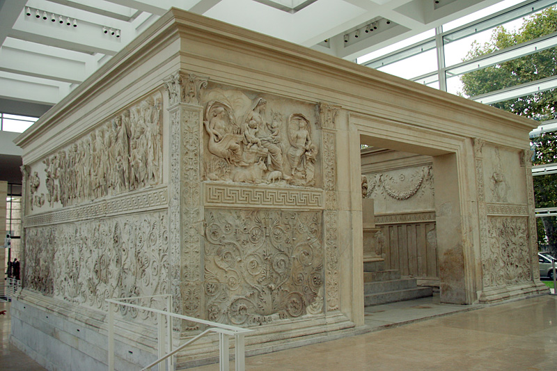 Ο βωμός της Σεβαστής Ειρήνης αναπαριστάται στην πίσω του όψη.