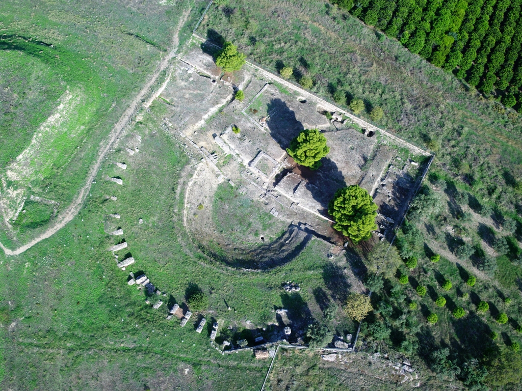 Το θέατρο του ιερού της αρχαίας Ισθμίας από ψηλά. 