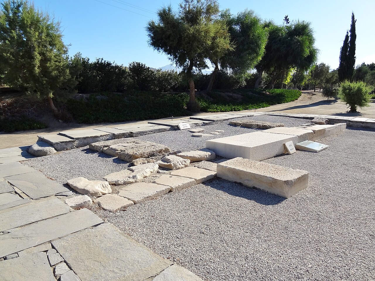 Μέρος του ιερού των Υρίων σε ερειπιώδη μορφή.