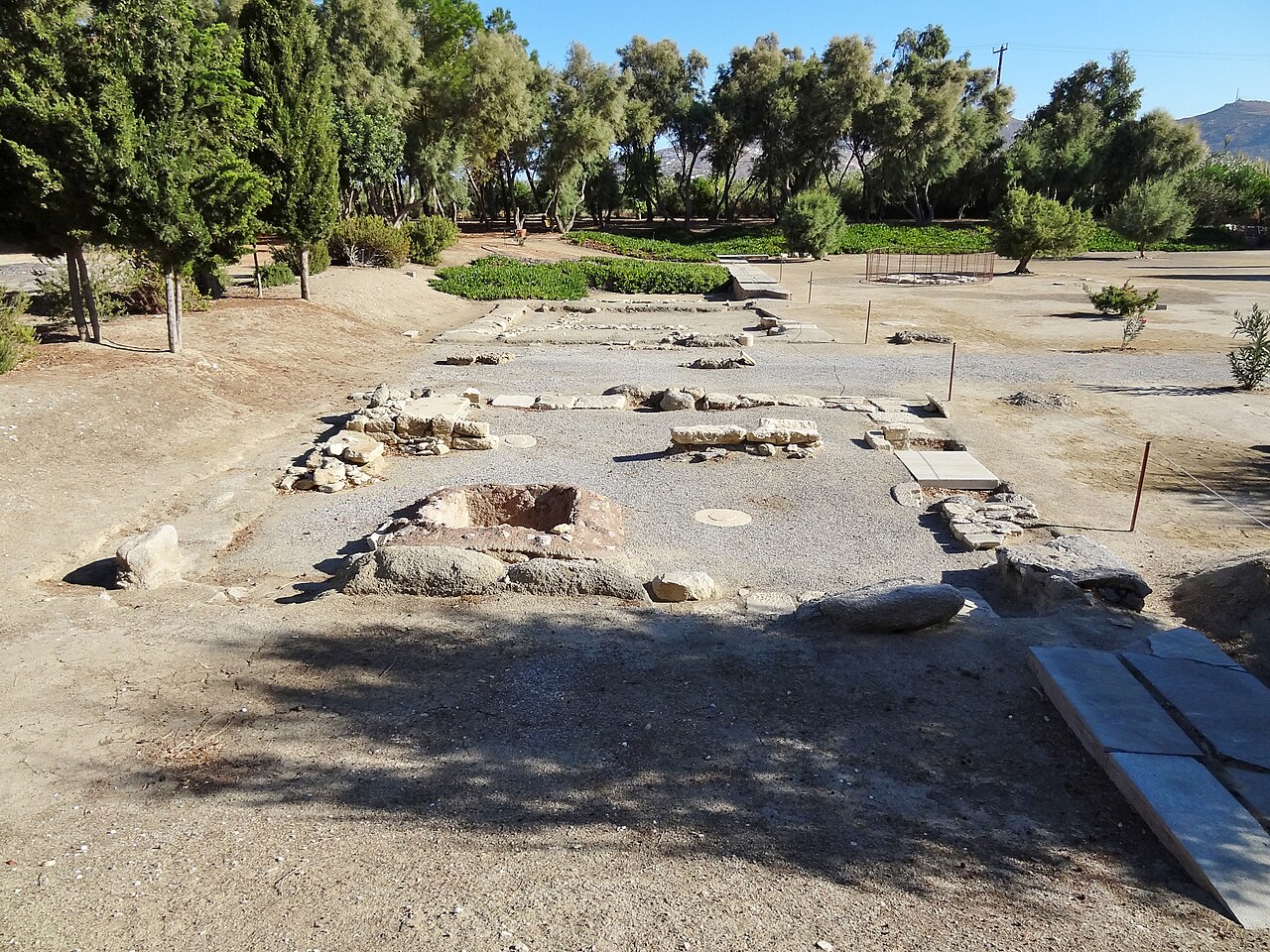 Σωζόμενα τμήματα από τα θεμέλια του ιερού.