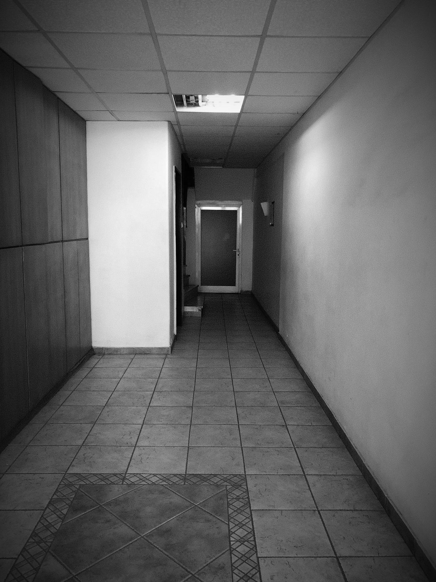 Η είσοδος της πολυκατοικίας που εξερράγη ο εκρηκτικός μηχανισμός στις 19 Απριλίου 1991 | Πηγή Εικόνας: Λήψη Αρθρογράφου